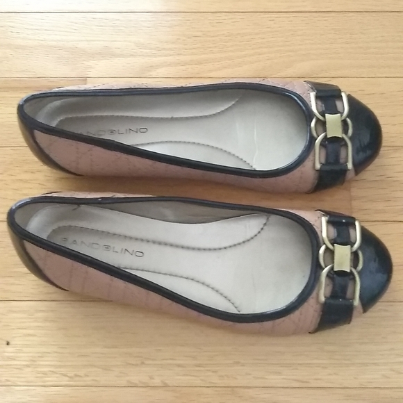 Woman's 6 1/2  Bandolino Leather Flat - Picture 3 of 8